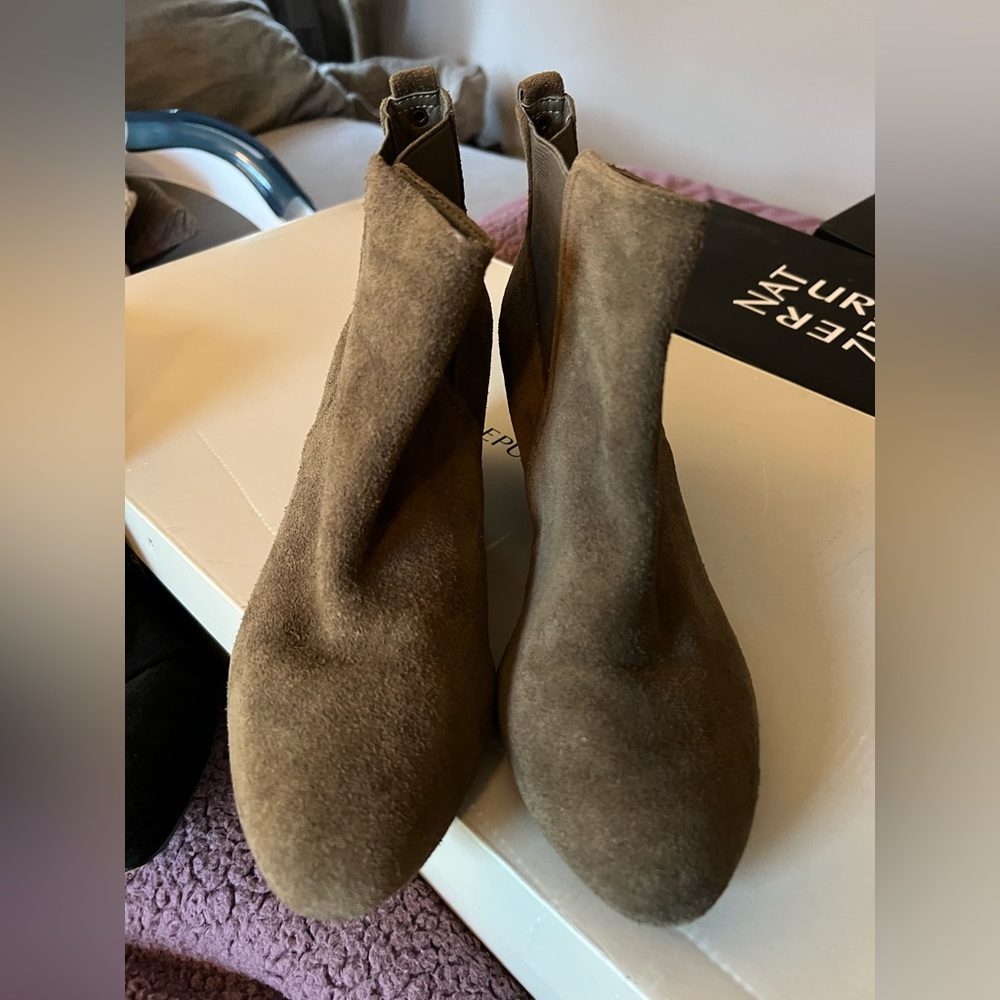 BCBG ankle boot army green suede 9.5